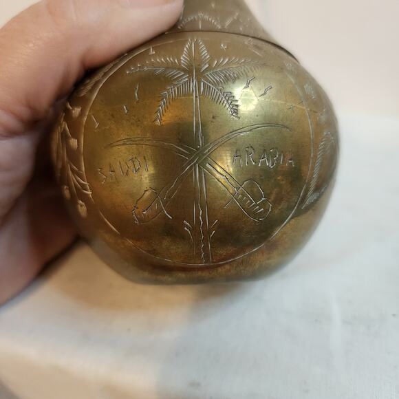 Vintage Brass Pear Shaped Trinket Box with Leaf Lid Floral Etched Design 5" - Picture 6 of 10